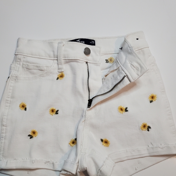 Hollister girls white shorts 23" waist Flower embroidery with tan t-shirt. - Picture 2 of 11